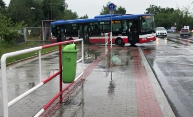 В Праге пассажир автобуса брызнул из перцового баллончика в лицо водителю