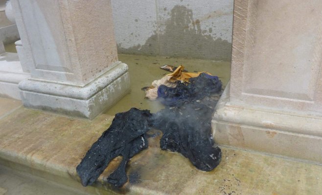 Злоумышленнику, пытавшемуся поджечь Марианскую колонну в Праге, грозит до двух лет тюрьмы