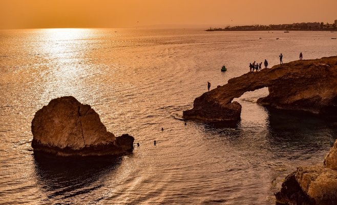 Чехам становится все сложнее отдохнуть за границей: Кипр вводит жесткие меры для чешских туристов