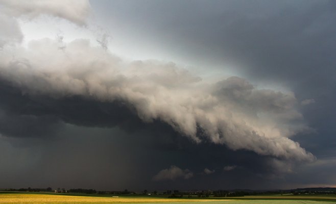 Метеорологи предупредили, что в пятницу на Чехию обрушатся сильные штормы и жара