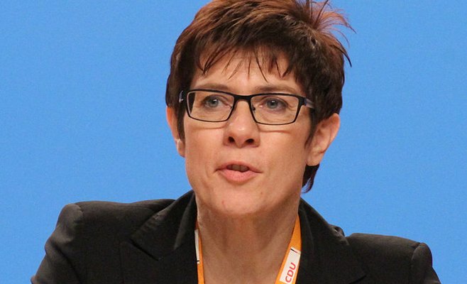 Министр обороны Германии сегодня посетит Чехию