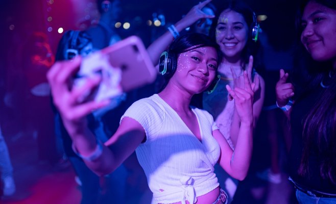 На вечеринке в пражском клубе 60 человек заразились коронавирусом