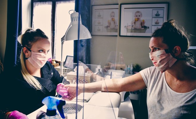 С сегодняшнего дня обязанность носить маски вернулась в Южную Чехию и Высочину