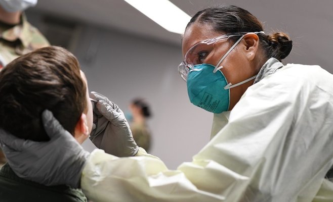 Тестирование на коронавирус пользуется все большим спросом среди чехов. Пункты сбора проб не справляются