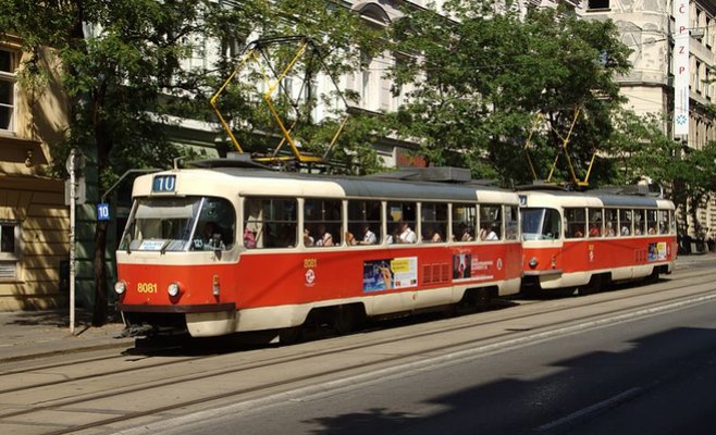 Трамваи вернулись на улицу Йечна, а движение по улице Корунни закрыто