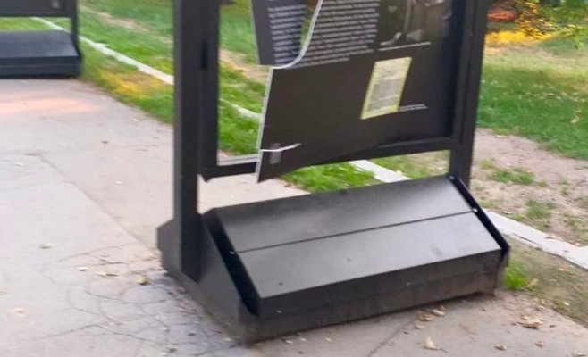 В Праге неизвестные вандалы разрушили выставку, посвященную Миладе Гораковой