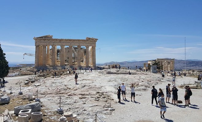 Греция ужесточает меры. Чехам придется предъявлять отрицательный тест на коронавирус