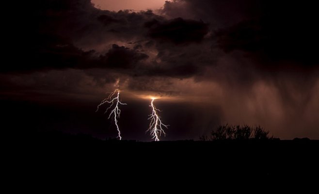 По словам метеорологов, сильные грозы продлятся до вечера