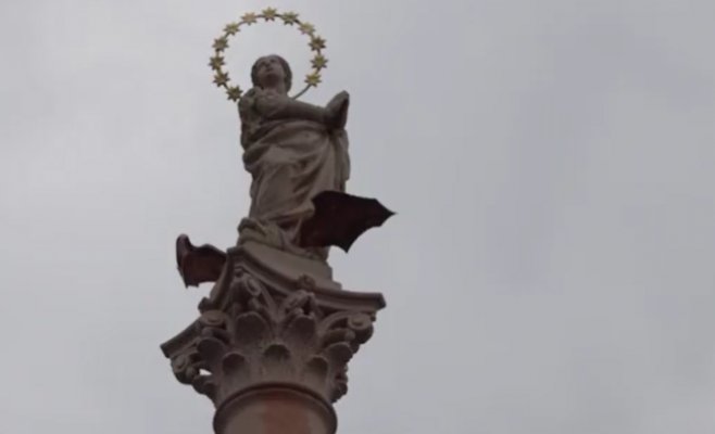 Кардинал Дука освятил Марианскую колонну в Праге