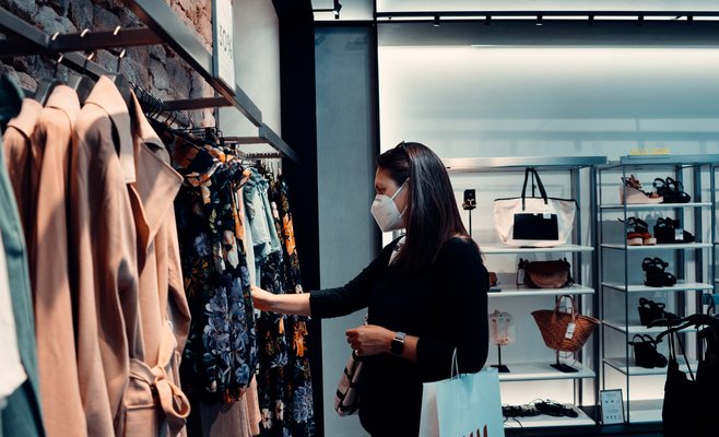 С сентября в Чехию возвращается обязанность носить маски в общественном транспорте и магазинах