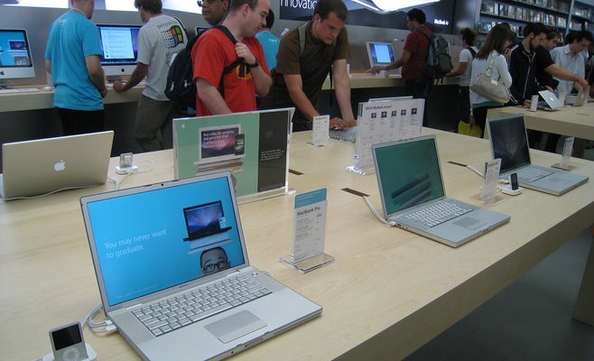 Электроника исчезает из магазинов. Чехи скупают ее для дистанционного обучения и работы