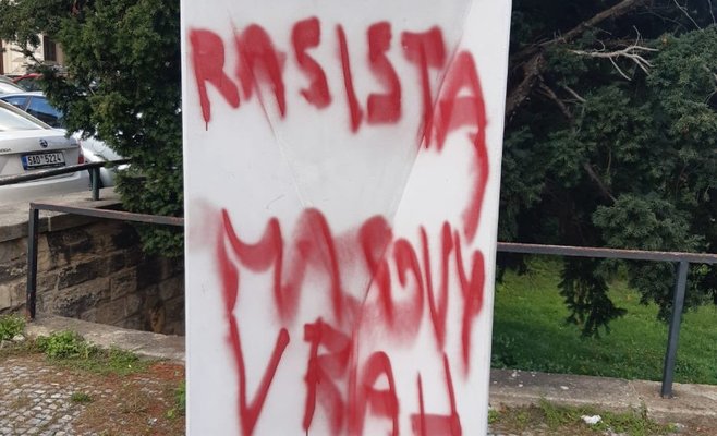 Неизвестные вандалы осквернили памятник Эдварду Бенешу в Праге