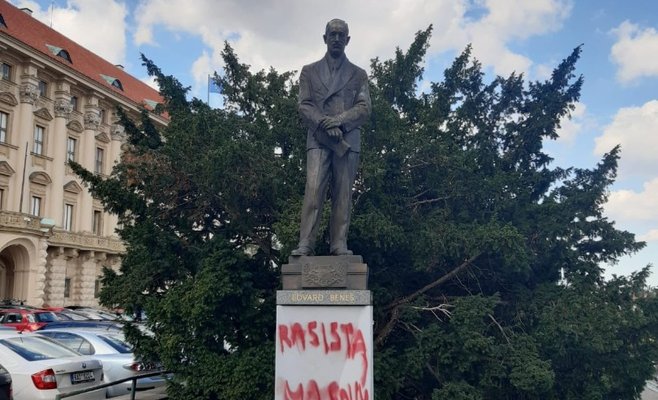 Неизвестные вандалы осквернили памятник Эдварду Бенешу в Праге