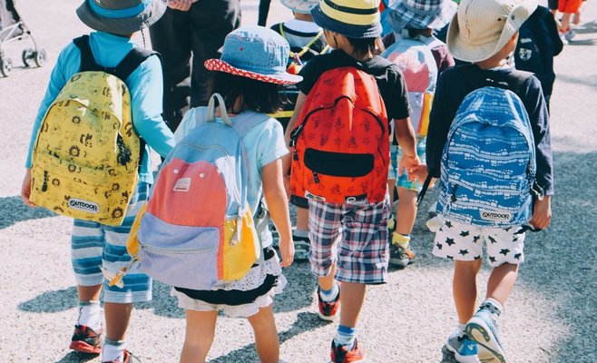 Прага тестирует проект «Школьная улица», направленный на безопасность детей по дороге в школу