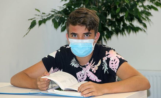 Школьники будут обязаны носить маски даже во время занятий