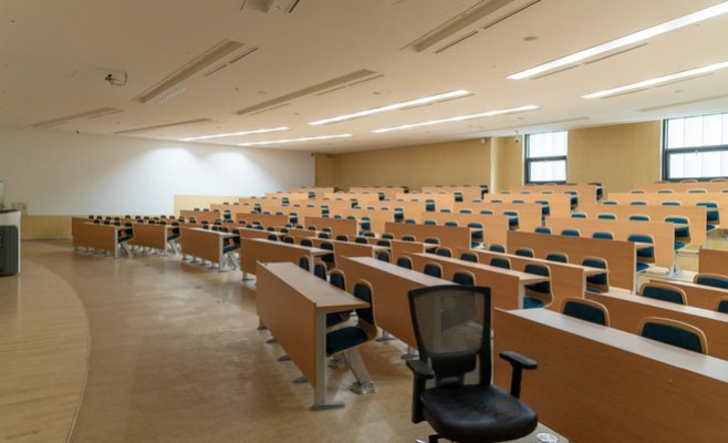 Прага закроет средние школы и университеты