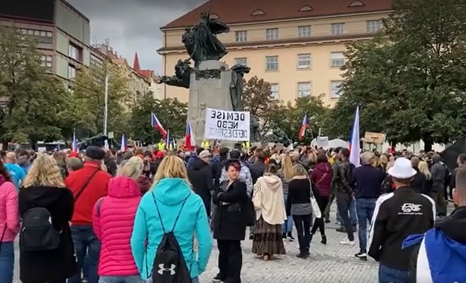 В Праге прошла акция протеста против обязательного ношения масок