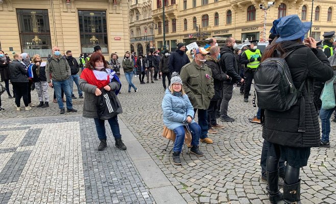 Сегодня в Праге сотни людей вышли на митинг против правительственных мер