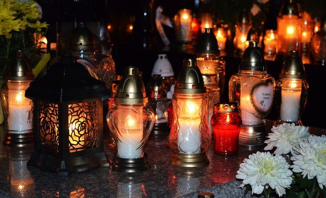 Душички: на кладбище небольшими группами и в масках