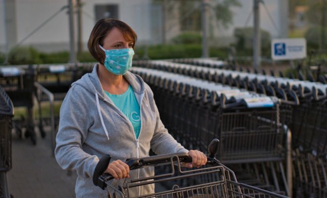 Количество новых случаев заражения уменьшилось, и количество госпитализированных пациентов также уменьшается