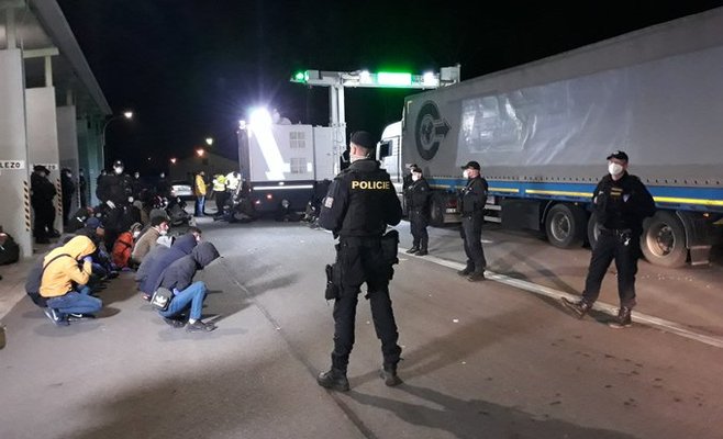 Число мигрантов, путешествующих через Чехию, растет. На прошлой неделе было задержано 96 человек