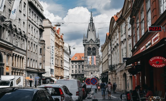 Количество автомобилей в Праге сократилось. Люди предпочитают ходить пешком или ездить на велосипеде