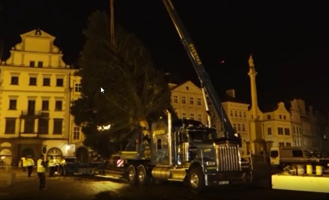 В центре Праги установлена рождественская елка