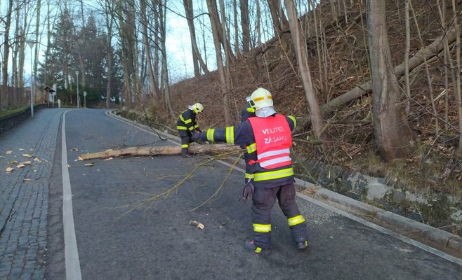 На Чешскую Республику обрушился сильный ветер. Тысячи домохозяйств остались без электричества