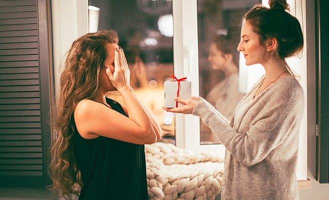 Чехи планируют потратить на рождественские подарки на тысячу крон меньше, чем обычно