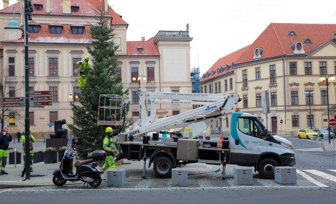 Городская компания THMP украсила улицы Праги к Рождеству
