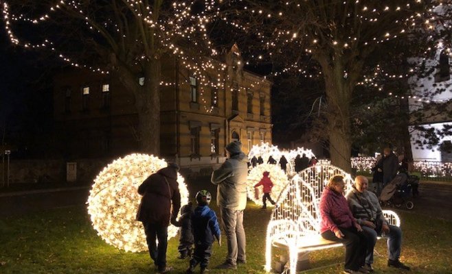 Городская компания THMP украсила улицы Праги к Рождеству