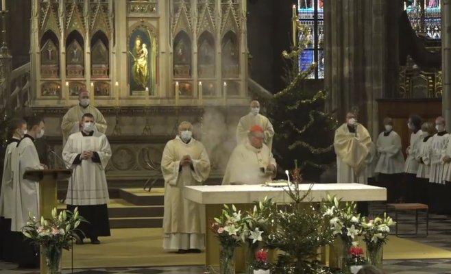 Кардинал Дука во время полуночной мессы поблагодарил всех, кто борется с коронавирусом