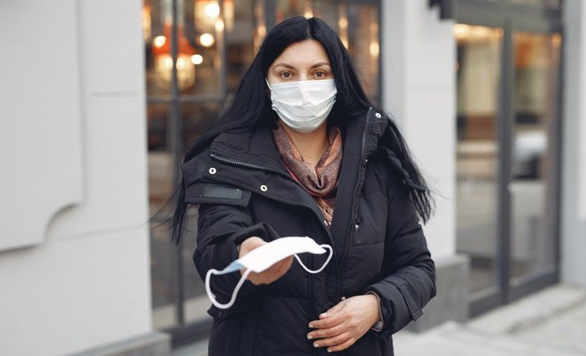 В Чехии доля положительных тестов достигла 43%, однако число R снизилось