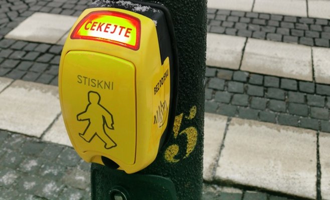 В Праге появилась бесконтактная пешеходная кнопка