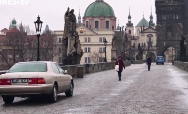 На Карловом мосту было припарковано несколько автомобилей, чтобы привлечь внимание к делу Гусака