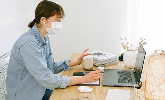 Половина чехов ходит на работу с симптомами коронавируса