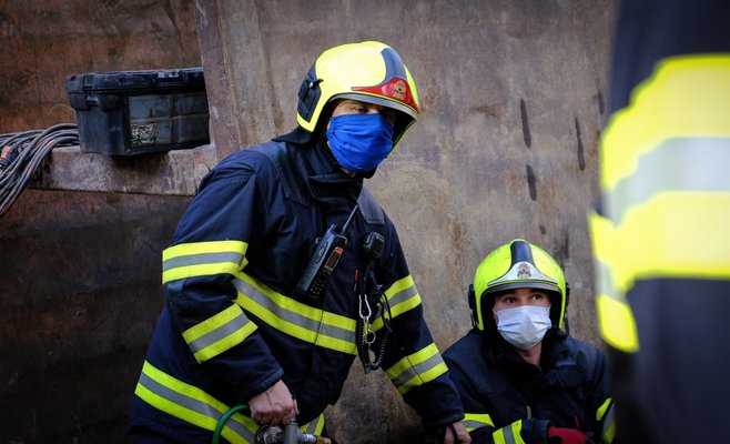 Наибольшему риску заражения коронавирусом на работе подвергаются спасатели, учителя и социальные работники