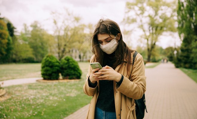 Минздрав напомнил, что маски необходимо носить даже в парках