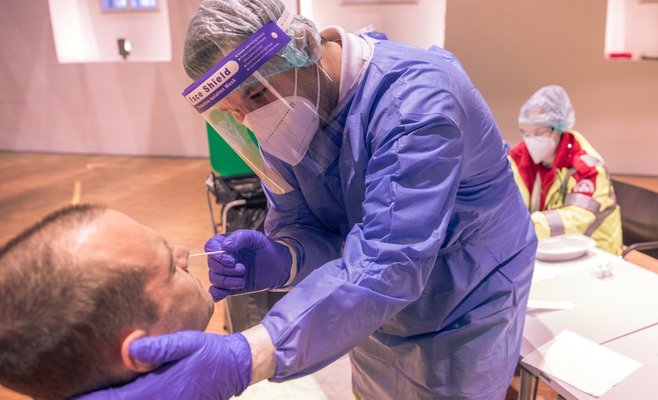 Количество тяжелых случаев Covid-19 является рекордным, но распространение вируса замедляется