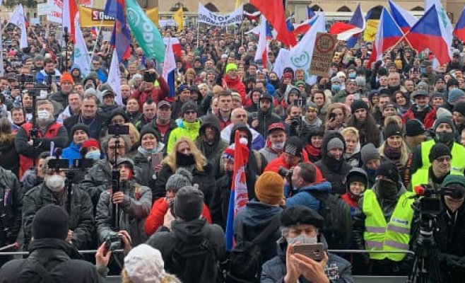Опрос: все меньше чехов доверяют правительству