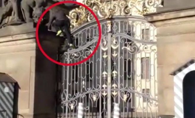 Неизвестный мужчина перелез через ворота Пражского Града и укусил одного из охранников