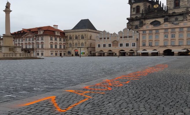 Полиция ищет человека, сделавшего надпись на брусчатке Староместской площади в Праге