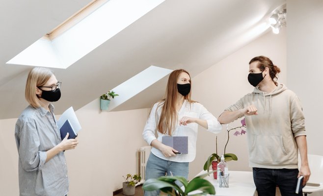 Правительство ЧР одобрило постановление Минздрава, запрещающее людям собираться в группы больше двух человек