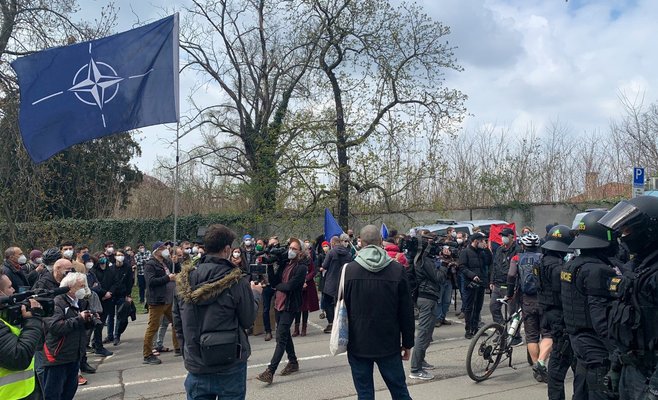 Около российского посольства в Праге прошла акция протеста