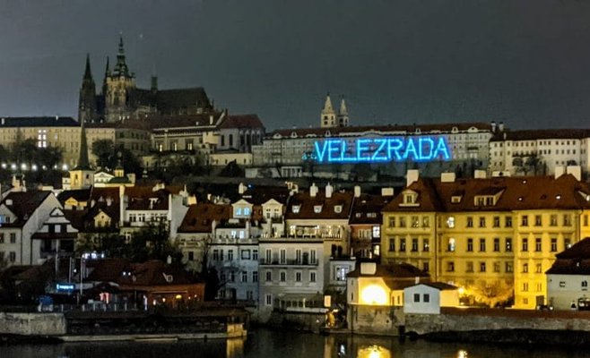 Активисты спроецировали на стену Пражского Града слово «Velezrada»