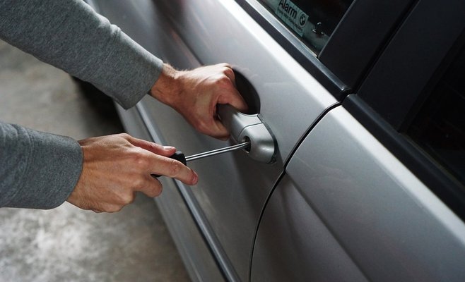 В Праге участились случаи кражи вещей из автомобилей