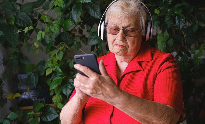 Опрос: только четверть людей старше 65 лет пользуются смартфонами