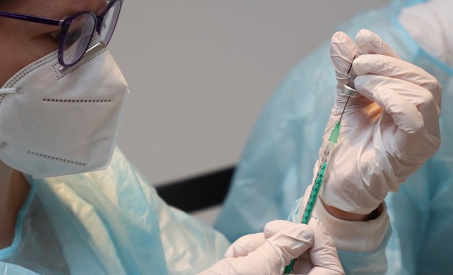 Мэр Праги призвал государство заняться вакцинацией иностранцев