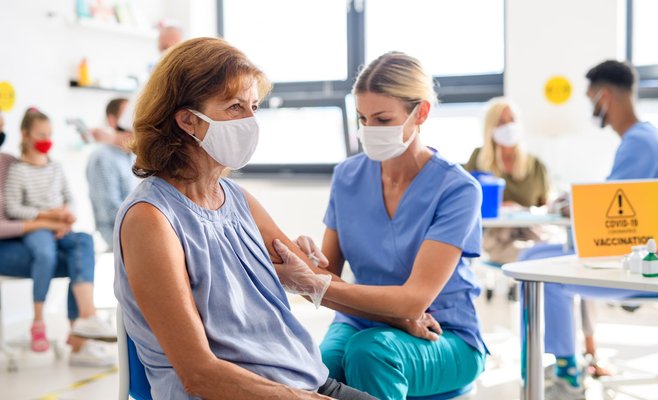 Эпидемия коронавируса в Чехии продолжает ослабевать, а темпы вакцинации ускоряются