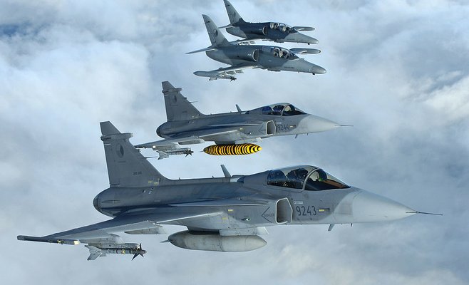 В Праге отменили полет военных самолетов над Карловым мостом из-за критики мэра